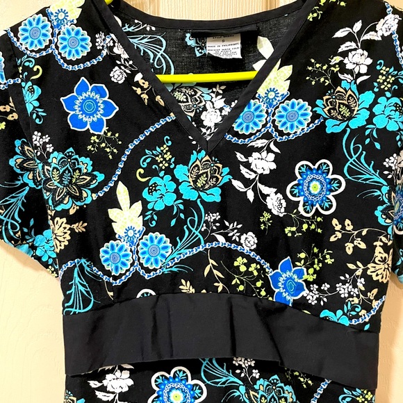 Los Angeles Robe Inc. floral scrub top -SZ S - Picture 3 of 5